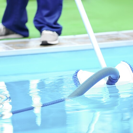 Poolreinigung mit Poolbürste