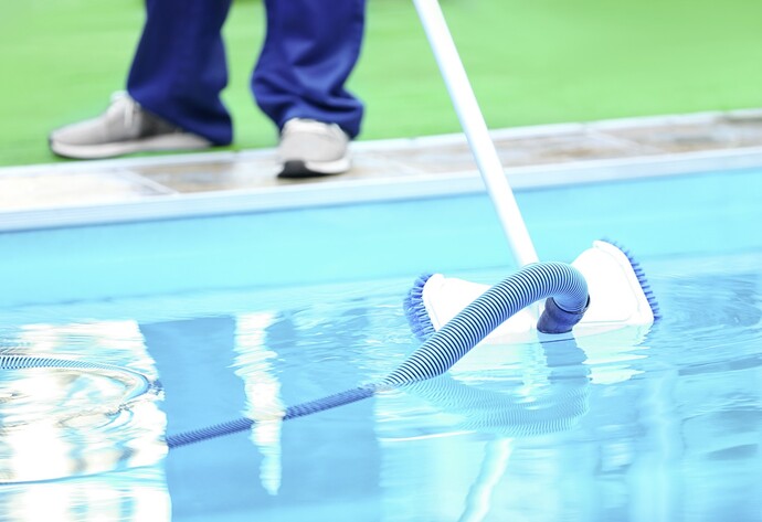 Poolreinigung mit Poolbürste