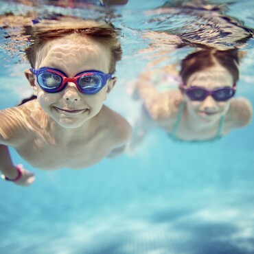Kinder tauchen im Pool