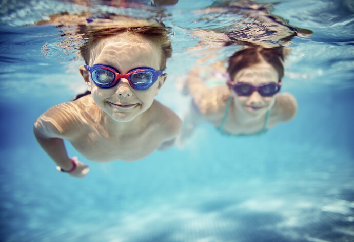 Kinder tauchen im Pool