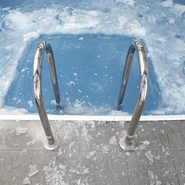 Poolleiter in vereistem Pool