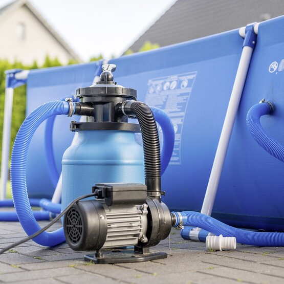 Pool mit Wasserpumpe
