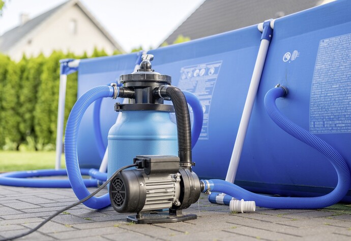 Pool mit Wasserpumpe