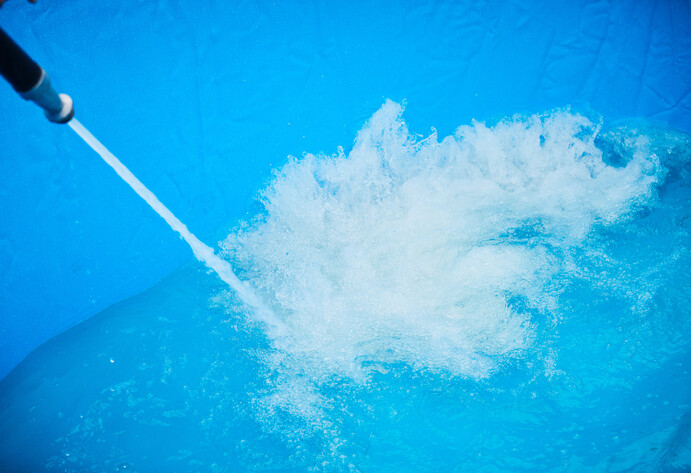 Wasser in den Pool einlassen