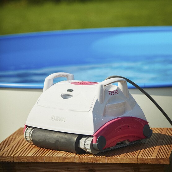 Poolroboter steht neben Pool