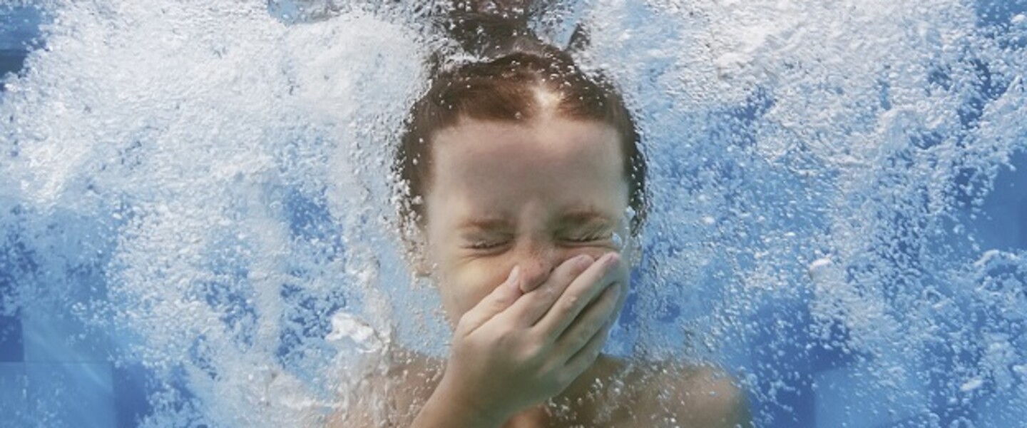 M&auml;dchen ist im Pool unter Wasser