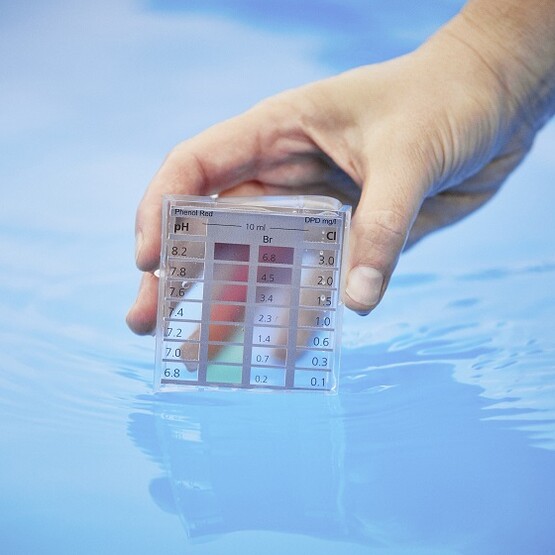 pH-Wert im Pool messe
