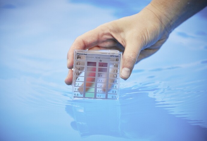 pH-Wert im Pool messe