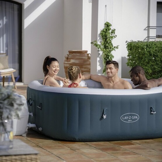 Freunde sitzen im Whirlpool
