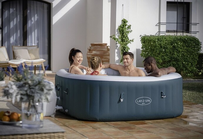 Freunde sitzen im Whirlpool