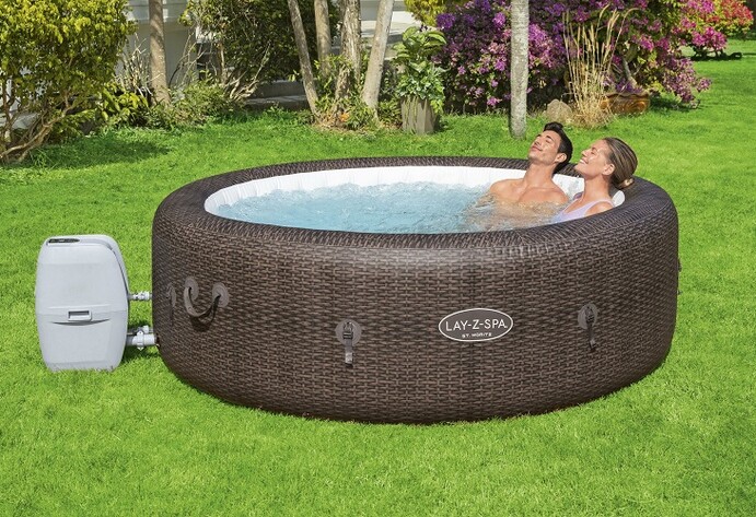 Paar sitzt in aufblasbarem Whirlpool