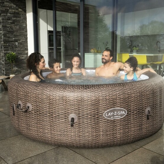 Familie sitzt im Whirlpool