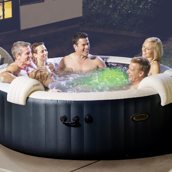 Personen sitzen im Whirlpool