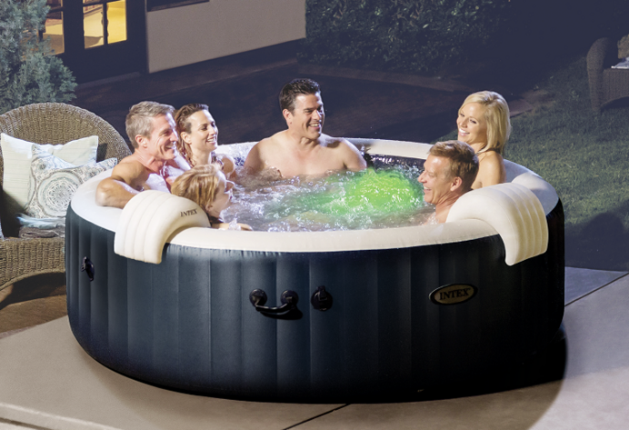 Personen sitzen im Whirlpool