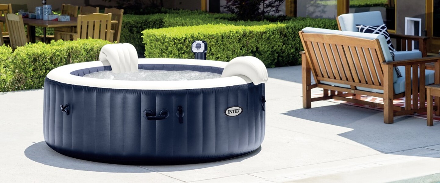 Aufblasbarer Whirlpool auf Terrasse