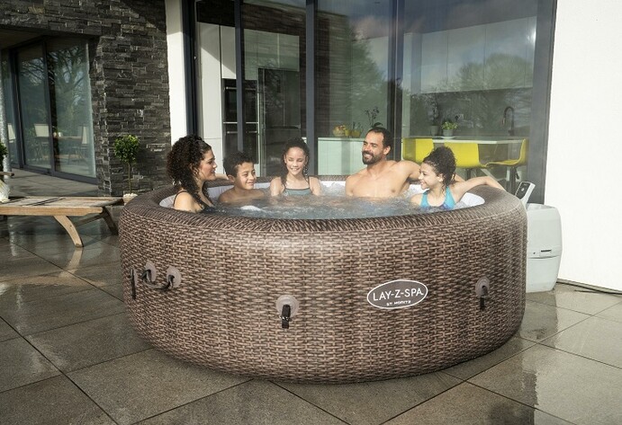 Familie sitzt im Whirlpool