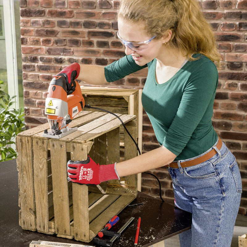 Anleitung Pflanztisch bauen: Kisten halbieren