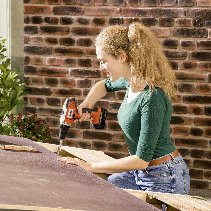 Anleitung Pflanztisch bauen: Rückwand festschrauben