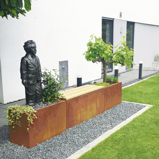 Pflanzgefäße aus Corten-Stahl im Garten