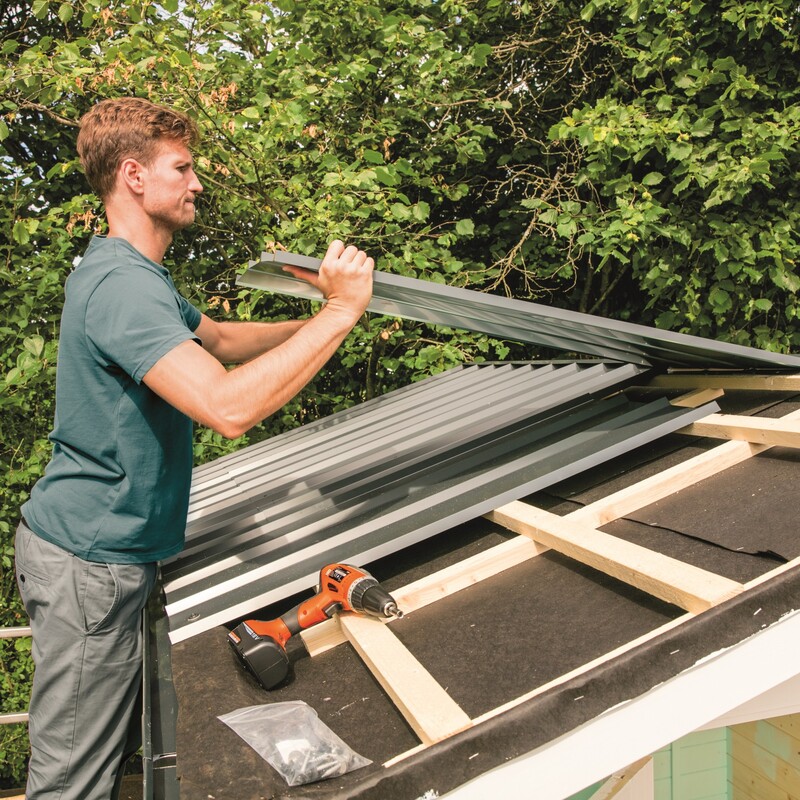 Dach eines Gartenhauses bauen