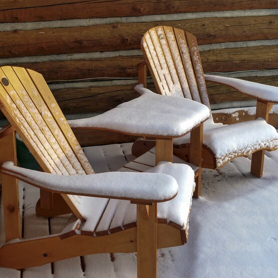 Gartenmöbel pflegen: Holzstühle mit Schnee