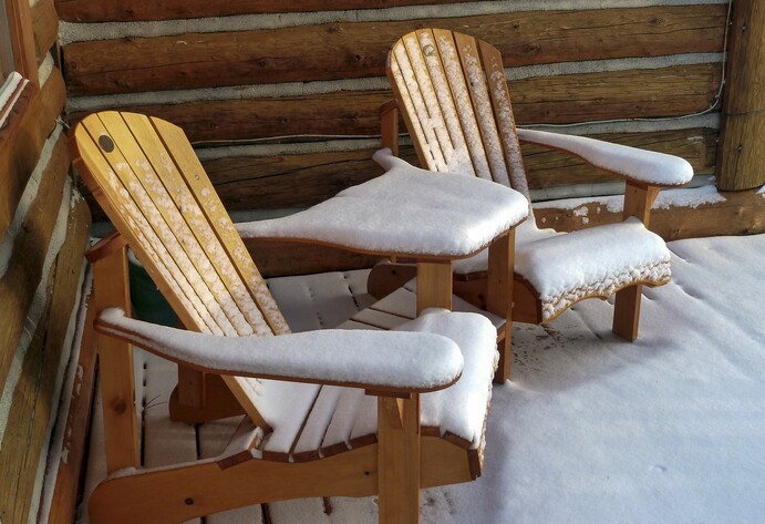Gartenmöbel pflegen: Holzstühle mit Schnee