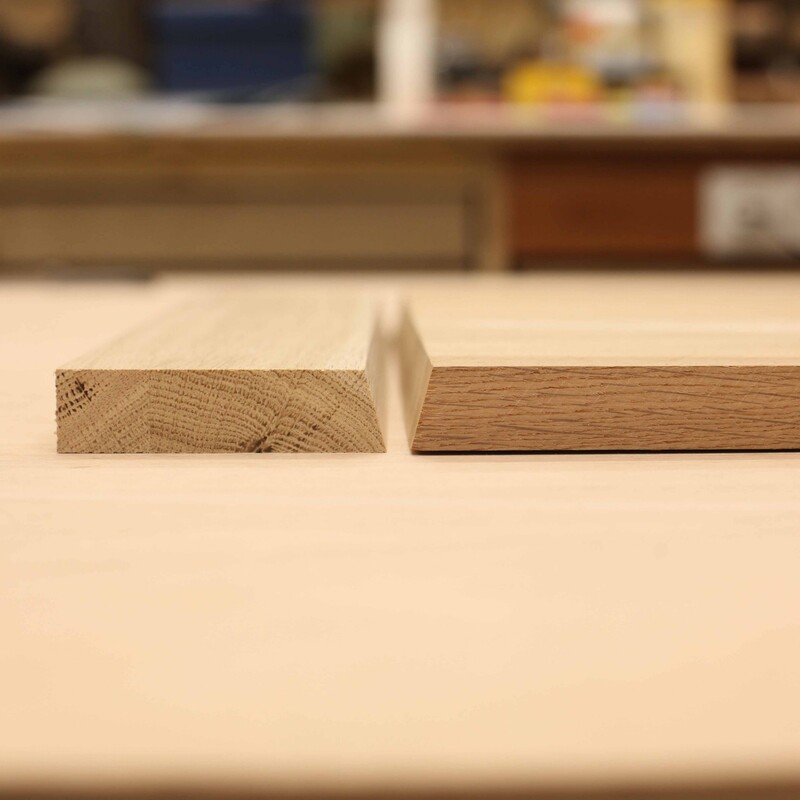 Zwei Holzstücke mit Gehrungsschnitten liegen nebeneinander