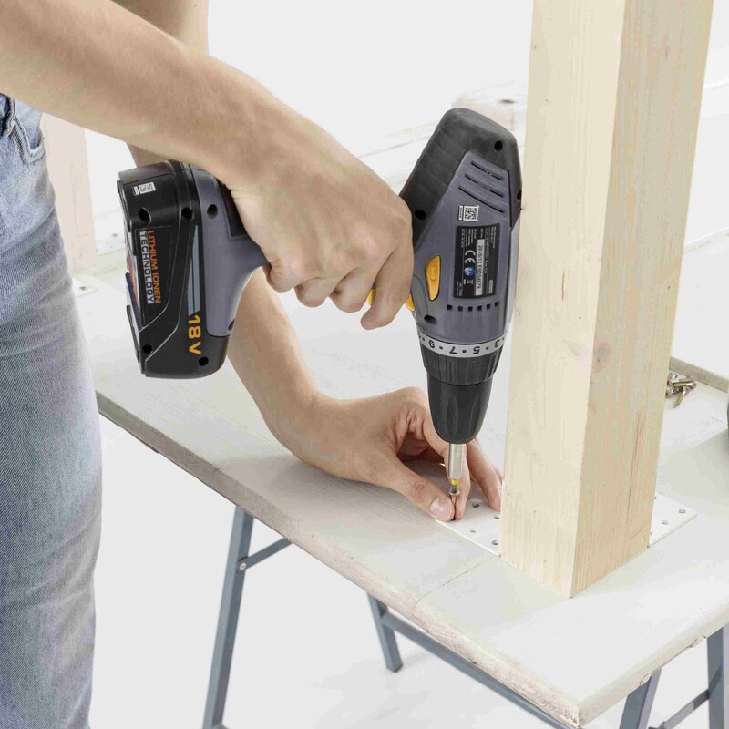 DIY Tisch Beine anbringen