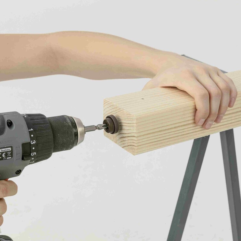 DIY Tisch Möbelgleiter anbringen