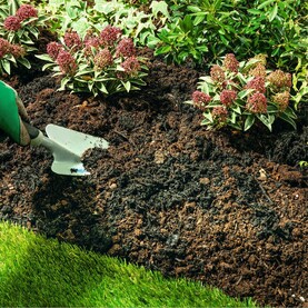 Kompost wird unter Gartenboden gemischt