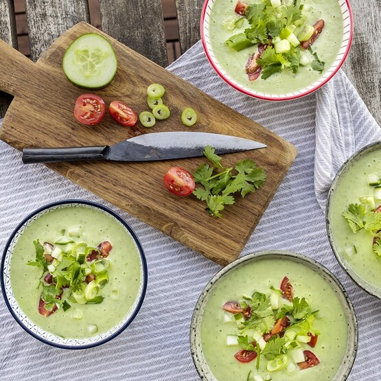 Grüne Gazpacho mit Koriander und Tomaten