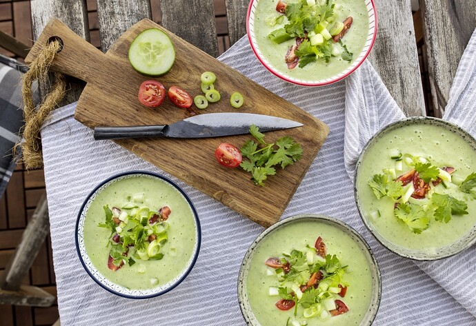 Grüne Gazpacho mit Koriander und Tomaten