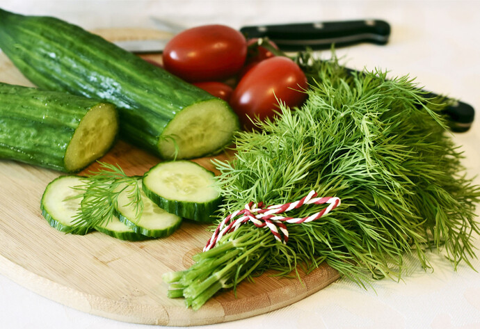 Dill liegt mit Gemüse auf Schneidebrett