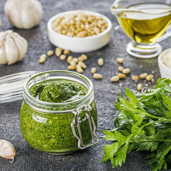 Hausgemachtes Pesto im Glas