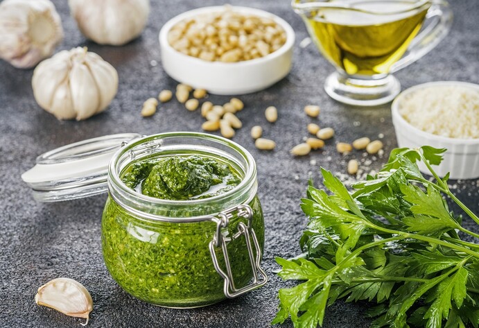 Hausgemachtes Pesto im Glas