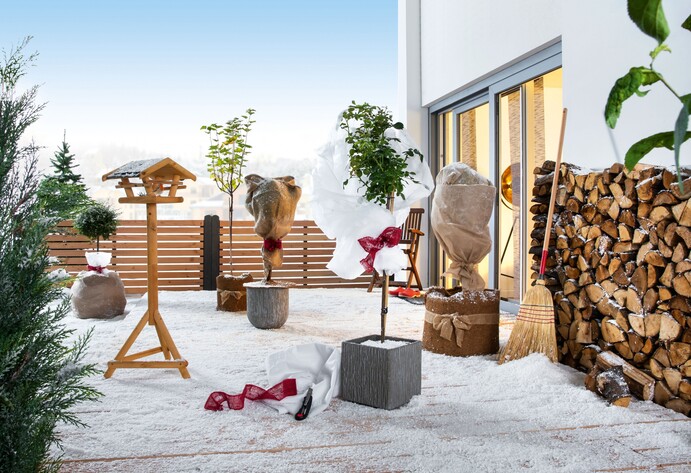 Verschiedene Pflanze mit Winterschutzvlies