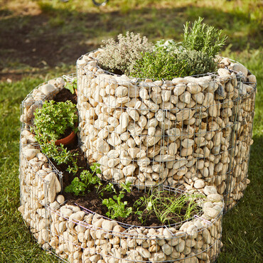 Beflanzte Kräuterspirale im Garten