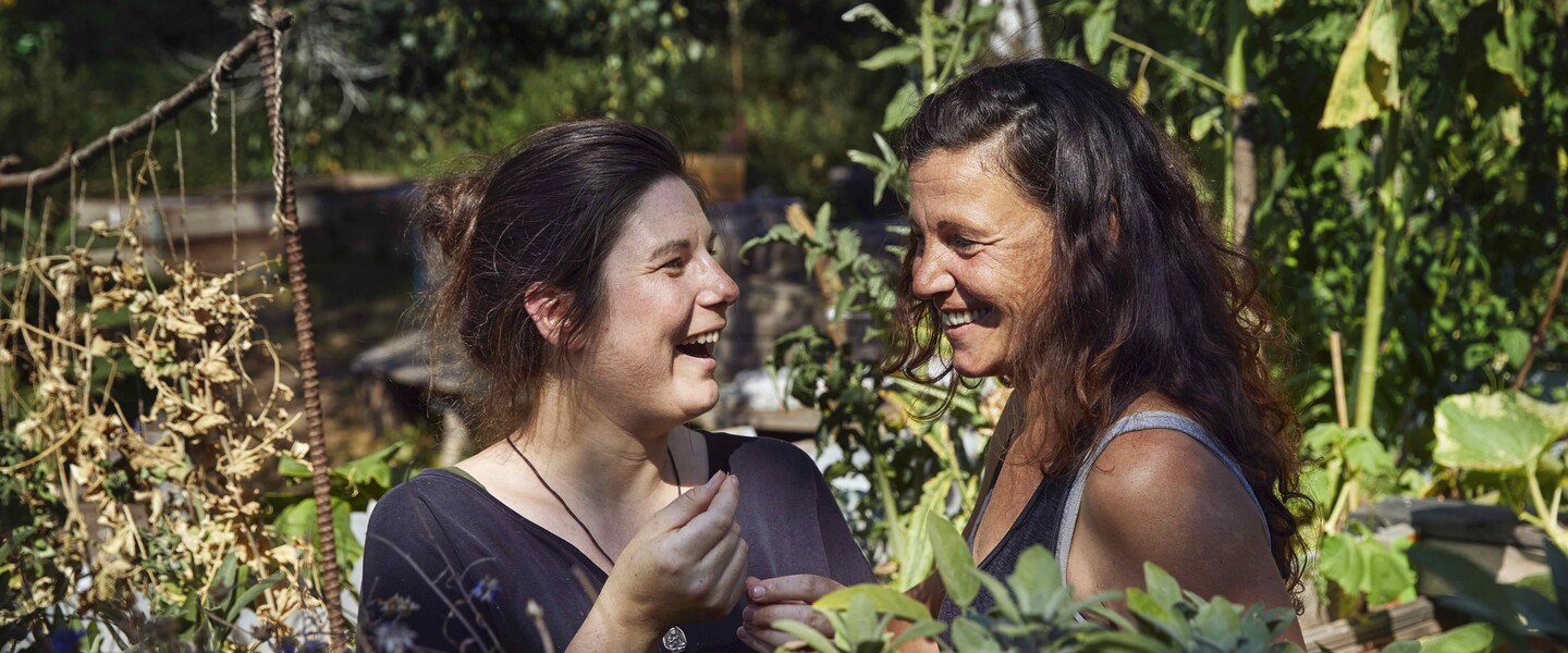 Zwei Frauen im Hochbeet