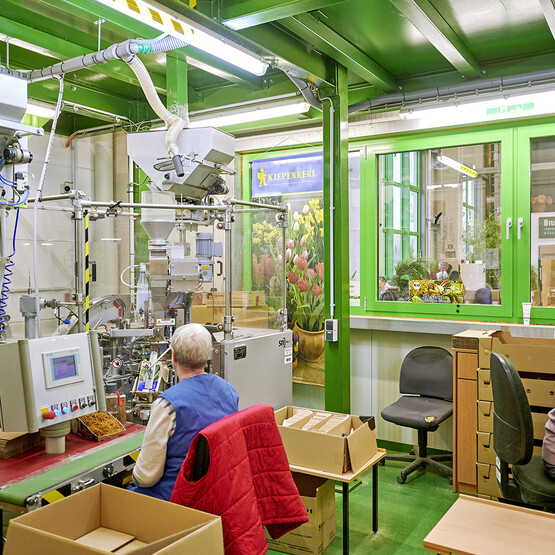 Mitarbeiter überwachen Produktion bei Saatgut Kiepenkerl