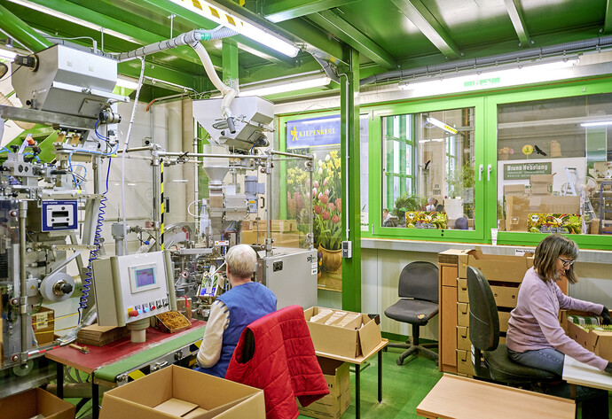 Mitarbeiter überwachen Produktion bei Saatgut Kiepenkerl