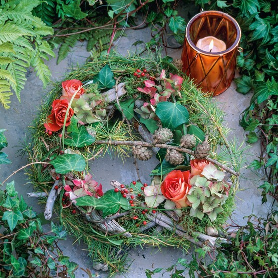 H&uuml;bscher Kranz mit Rosen und Efeu