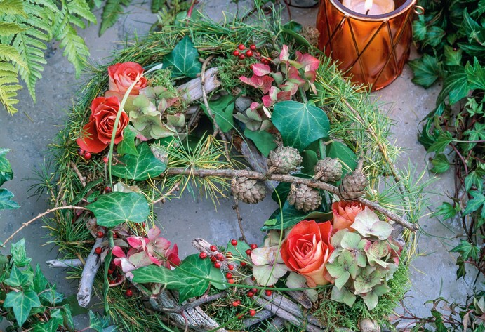 H&uuml;bscher Kranz mit Rosen und Efeu