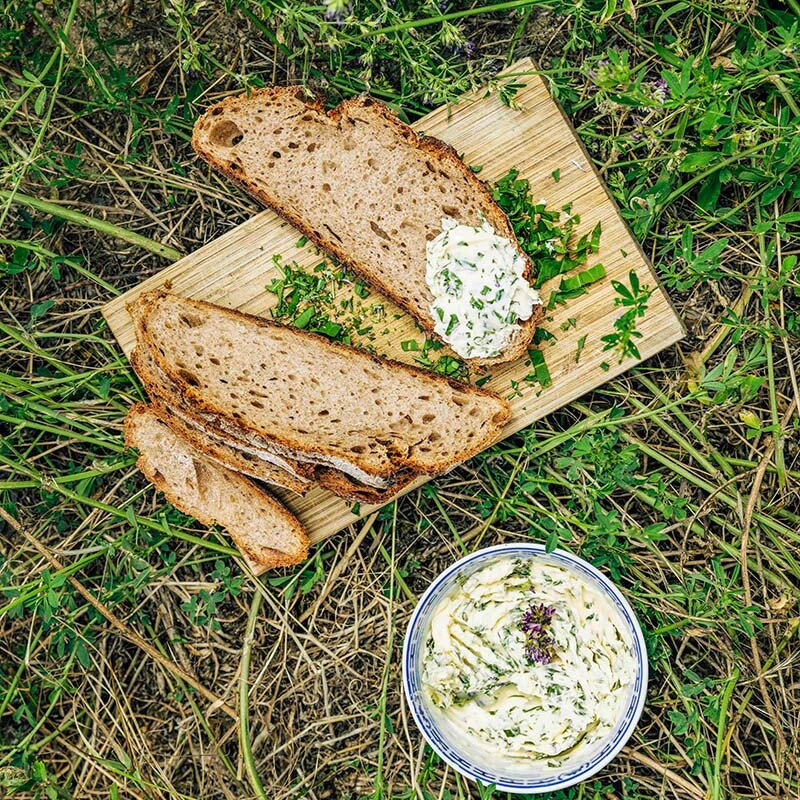 Selbstgemachte Wiesen-Kräuterbutter auf Brot