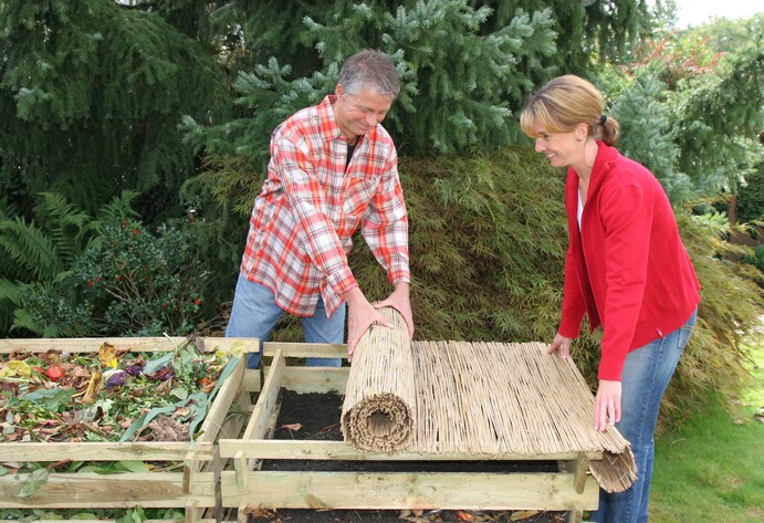Kompost im Garten abdecken