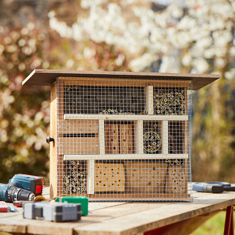 Insektenhotel bauen: Selbstgebautes Insektenhotel vor der Anbringung im Garten