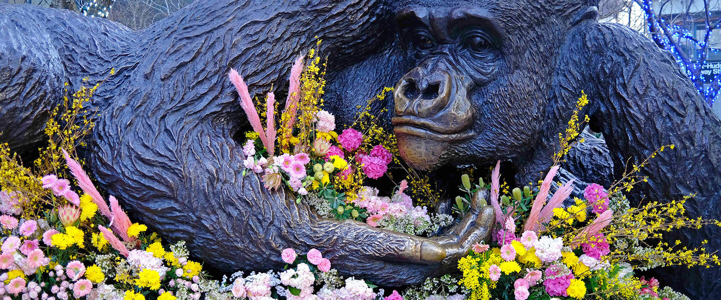 Gorillastatue mit Blumen