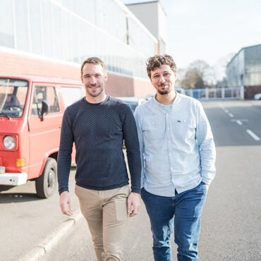Dennis und Aaron von der Bullifaktur laufen in Richtugn Kamera