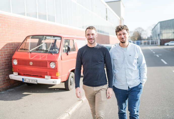 Dennis und Aaron von der Bullifaktur laufen in Richtugn Kamera