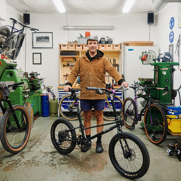 &bdquo;Guten Biken"-Chef David Philipps mit einem Moulton-Rad aus den 1980er Jahren in seiner Fahrrad-Werkstatt.