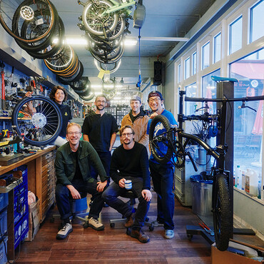 Das Team von Guten Biken in M&uuml;nchen in ihrem Fahrradladen